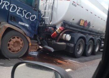 Engavetamento com carretas e carros trava trânsito na Torquato Tapajós; veja vídeo