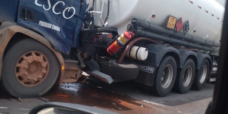 Engavetamento com carretas e carros trava trânsito na Torquato Tapajós; veja vídeo
