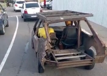 ‘Morre é de tétano’: vídeo mostra carro sem estrutura circulando por ruas de Manaus