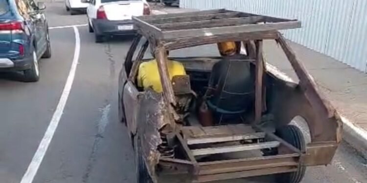 ‘Morre é de tétano’: vídeo mostra carro sem estrutura circulando por ruas de Manaus