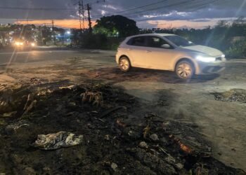 Moradores queimam pneus e fecham rua em protesto contra buracos no Distrito Industrial 2