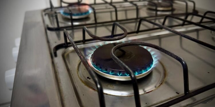 ‘Tá pesado demais’: moradores reclamam do preço do gás em Manaus