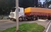 Caminhão falha em subida, desce de ré, atinge carros e fica atravessado na avenida Efigênio Salles