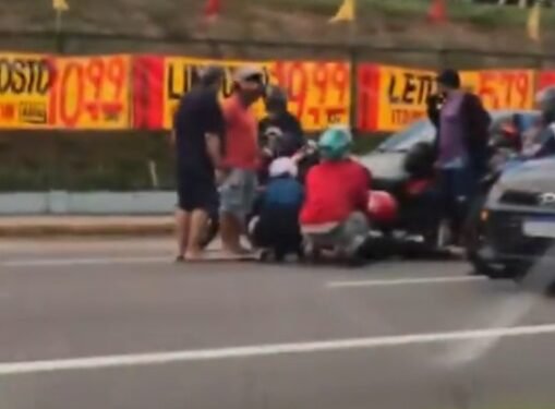 Acidente entre carro e moto causa lentidão na avenida Torquato Tapajós