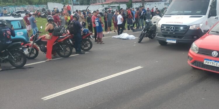 Passageira de motocicleta morre após colisão com carro na Avenida das Torres, em Manaus