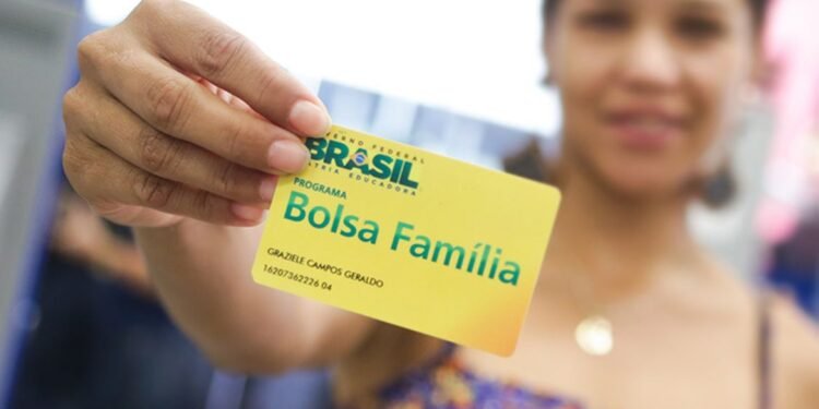 Cartão do Bolsa Família (Foto: Rafael Lampert Zart/EBC)