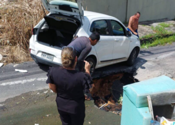 carro preso em cratera
