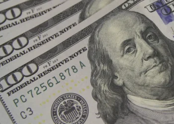 Dólar cai para R$ 5,19 e continua no menor valor em 20 meses