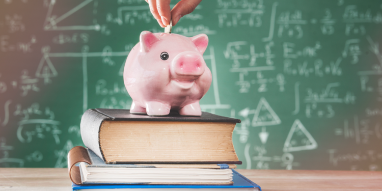 Escolas municipais de Manaus terão educação financeira na grade curricular; especialista avalia