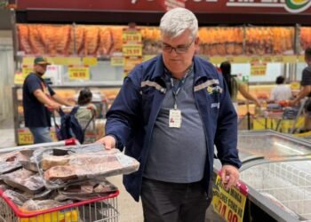 Carnes vencidas e produtos mal armazenados: Procon-AM descarta mais de 80 kg de alimentos em supermercado
