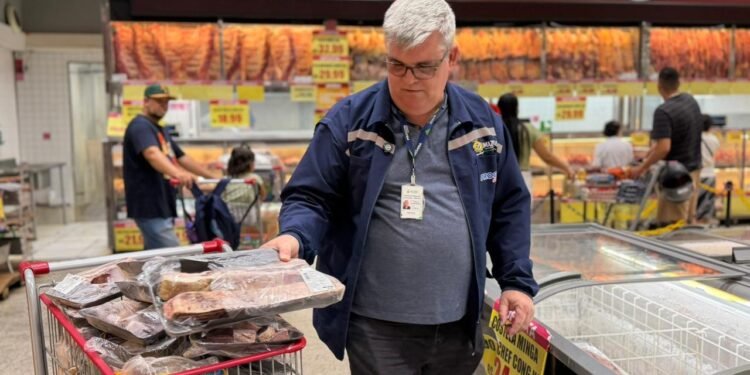 Carnes vencidas e produtos mal armazenados: Procon-AM descarta mais de 80 kg de alimentos em supermercado