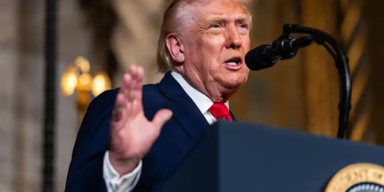 Trump diz que EUA vão explorar petróleo da Venezuela após captura de Maduro