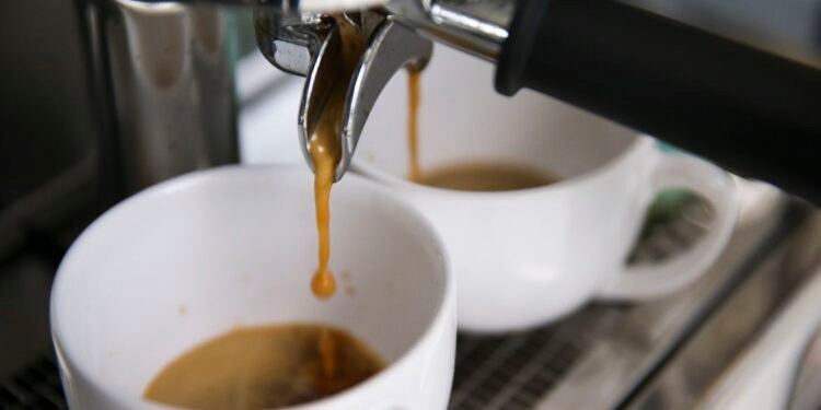 Preços altos derrubam consumo de café no Brasil em 2025