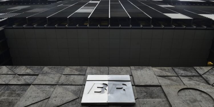 Petrobras reduz preço da gasolina em 5,2% a partir desta terça