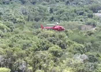 Helicóptero cai na zona Oeste do Rio de Janeiro e deixa três pessoas mortas