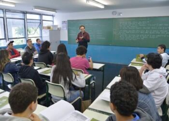 Piso do magistério tem reajuste de 5,4% e vai a R$ 5,1 mil em 2026
