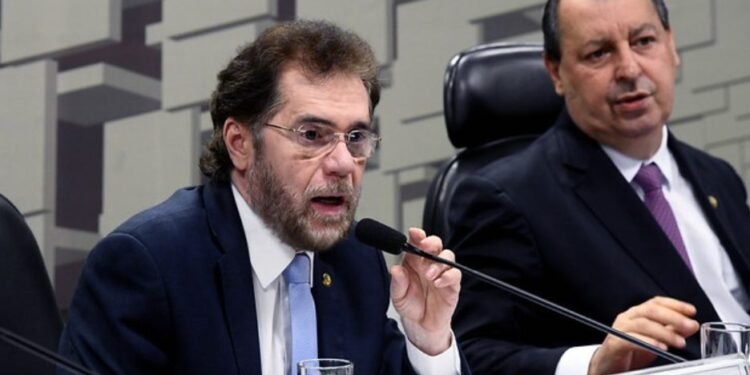 Senadores Plínio Valério e Omar Aziz (Foto: Marcos Oliveira/Agência Senado)