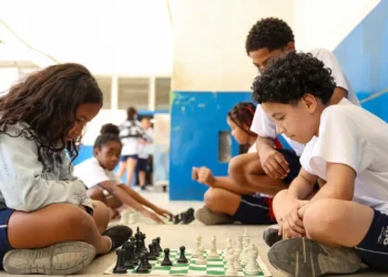 MEC fará pesquisa sobre impacto da restrição de celular nas escolas