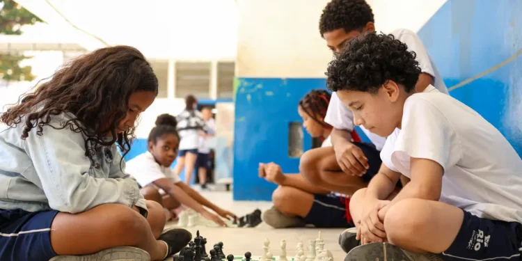 MEC fará pesquisa sobre impacto da restrição de celular nas escolas