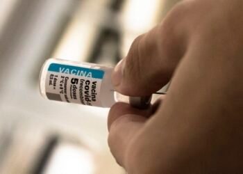 Após cinco anos de vacinação, covid recua, mas ainda preocupa