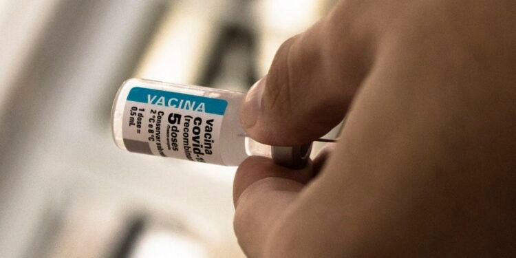 Após cinco anos de vacinação, covid recua, mas ainda preocupa