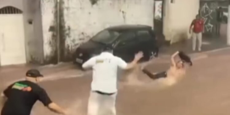 video-mostra-resgate-de-mulher-arrastada-por-enxurrada-em-sao-paulo