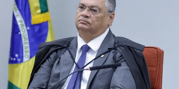 Dino manda suspender pagamento de penduricalhos nos Três Poderes