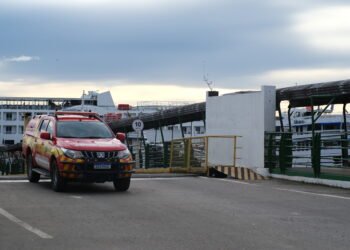 Buscas seguem neste sábado após naufrágio no Encontro das Águas; porto registra embarques sem fiscalização