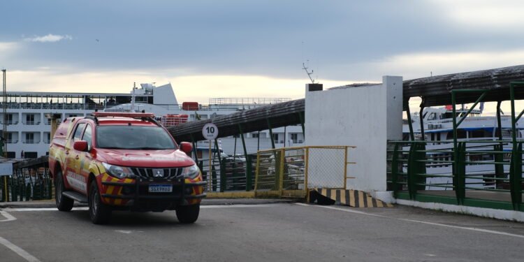 Buscas seguem neste sábado após naufrágio no Encontro das Águas; porto registra embarques sem fiscalização