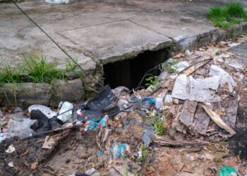 Fala Manaus: moradores do Manoa denunciam ruas esburacadas, lixo e insegurança na zona Norte de Manaus