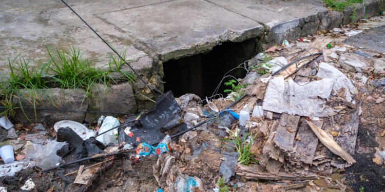 Fala Manaus: moradores do Manoa denunciam ruas esburacadas, lixo e insegurança na zona Norte de Manaus