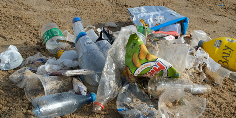Praia da Ponta Negra fica coberta de lixo após evento e gera indignação de turistas e moradores