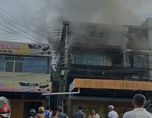 Forte fumaça é registrada em residência na Praça 14, zona Sul de Manaus