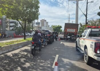 Carreta e moto colidem e deixam trânsito em colapso na Avenida Efigênio Salles