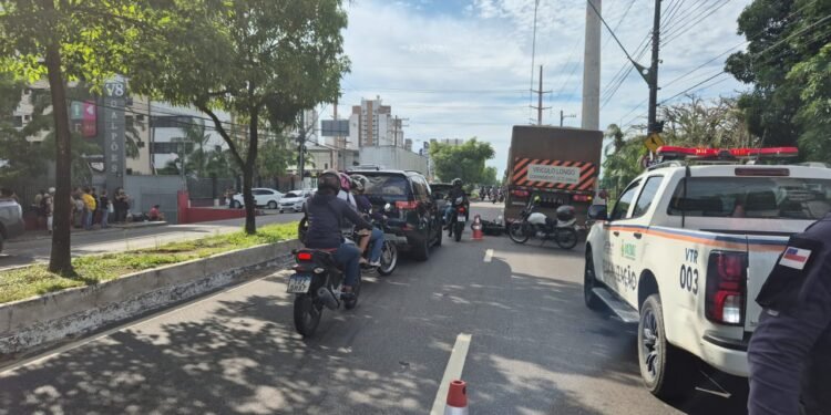 Carreta e moto colidem e deixam trânsito em colapso na Avenida Efigênio Salles