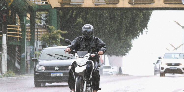 Defesa Civil alerta para chuvas intensas em Manaus