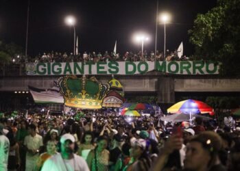 Em branco e verde, Reino Unido da Liberdade arrasta multidão em ensaio técnico de rua