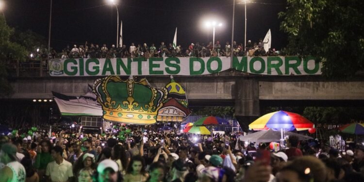 Em branco e verde, Reino Unido da Liberdade arrasta multidão em ensaio técnico de rua