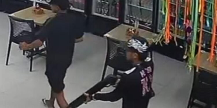 Grupo de criminosos realiza assalto em conveniência na zona Oeste