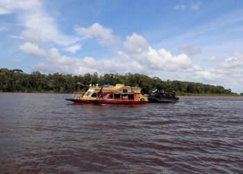 Bombeiros continuam buscas pelos cinco desaparecidos no naufrágio