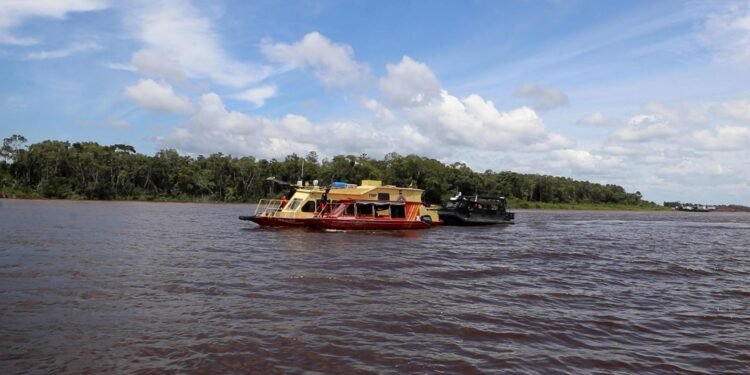 Bombeiros continuam buscas pelos cinco desaparecidos no naufrágio