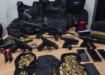 Policiais militares e dois homens são presos com armas, munições e coletes balísticos