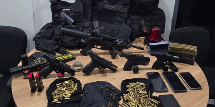 Policiais militares e dois homens são presos com armas, munições e coletes balísticos