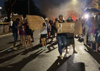 Protesto com queima de pneus bloqueia Avenida Brasil após morte de jovem na Compensa