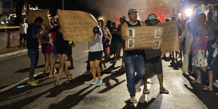 Protesto com queima de pneus bloqueia Avenida Brasil após morte de jovem na Compensa