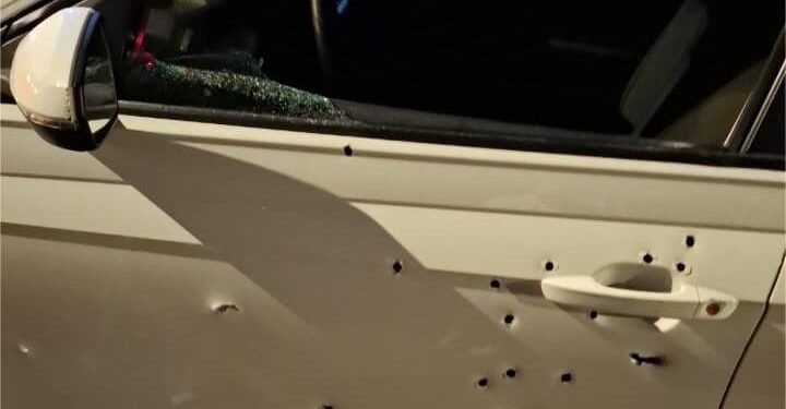 Carro da vítima após troca de tiros com os policias - (Foto: Reprodução/Internet)