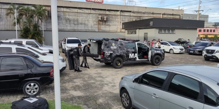 Artefato explosivo é encontrado com suspeito dentro da Delegacia de Homicídios, em Manaus