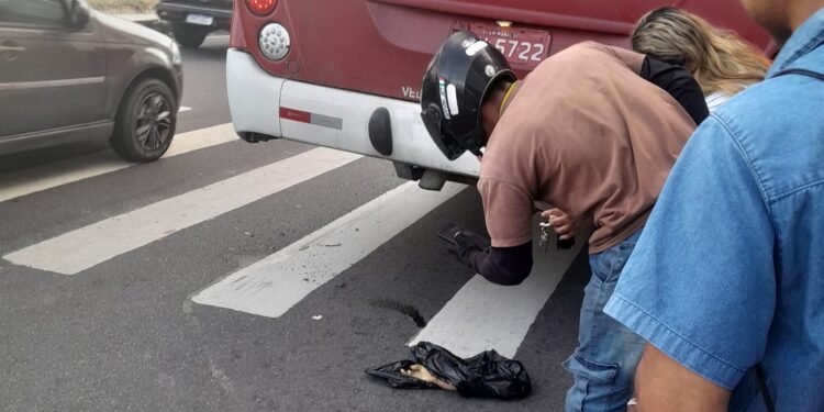 Braço de passageiro é arrancado durante acidente entre lotações na avenida Autaz Mirim