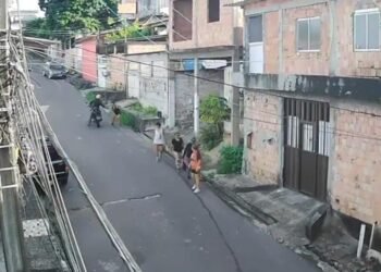 Motociclista armado assalta mulher na zona Norte de Manaus