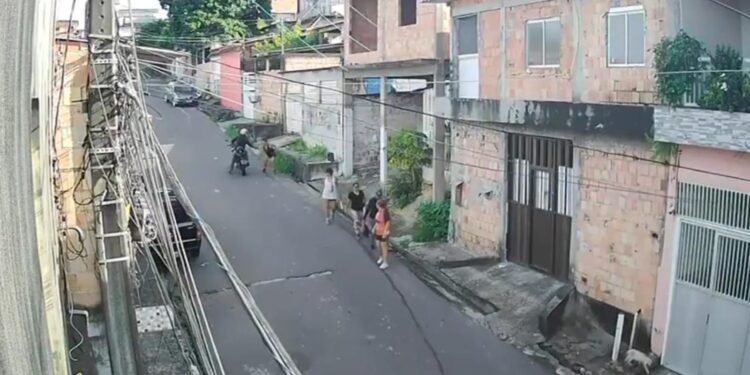 Motociclista armado assalta mulher na zona Norte de Manaus